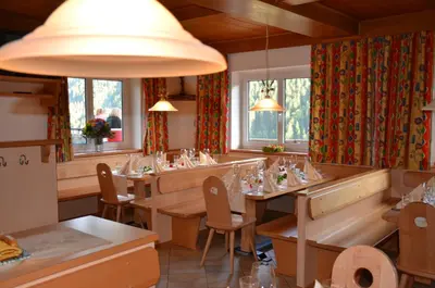 Ein Sitzbereich in der Unterkunft Ski In-Ski Out - Gästehäuser Saalbach-Hinterglemm - Wallegghof Christianhof