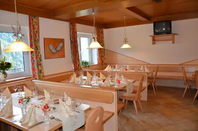 Ein Restaurant oder anderes Speiselokal in der Unterkunft Ski In-Ski Out - Gästehäuser Saalbach-Hinterglemm - Wallegghof Christianhof