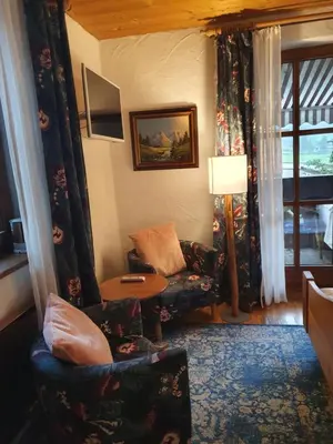 Ein Sitzbereich in der Unterkunft Appartement Pension Bäckenhäusl FERIENWOHNUNGEN Chalets Hütten Komfortzimmer