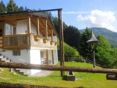Ein allgemeiner Bergblick oder ein Berglick von des Chalets aus