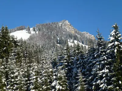 Ein allgemeiner Bergblick oder ein Berglick von der Pension aus