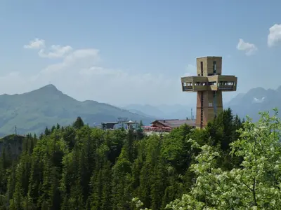 Ein allgemeiner Bergblick oder ein Berglick von der Pension aus