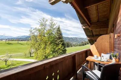 Ein allgemeiner Bergblick oder ein Berglick von des Bauernhofs aus