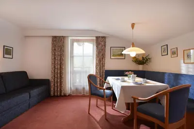 Ein Sitzbereich in der Unterkunft Appartements Oswald