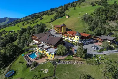 Ein allgemeiner Bergblick oder ein Berglick von des Hotels aus