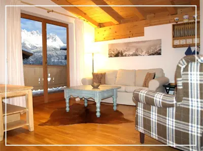 Ein Sitzbereich in der Unterkunft Chalet Der Tyroler Adler im Zentrum vom Wilden Kaiser