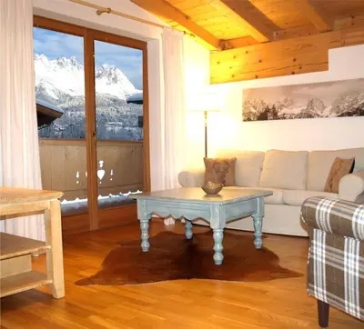Ein Sitzbereich in der Unterkunft Chalet Der Tyroler Adler im Zentrum vom Wilden Kaiser