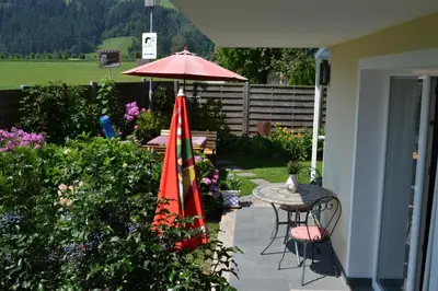 Ein Garten an der Unterkunft Appartment Schatz