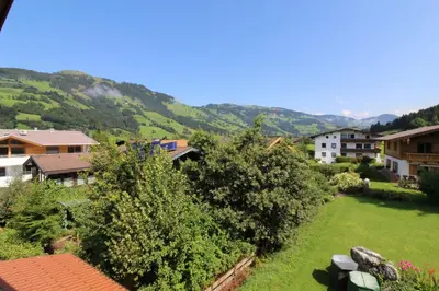 Ein allgemeiner Bergblick oder ein Berglick von des Campingplatzes aus