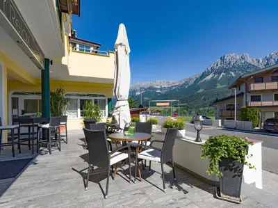 Ein allgemeiner Bergblick oder ein Berglick von des Aparthotels aus