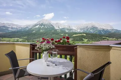 Ein allgemeiner Bergblick oder ein Berglick von des Aparthotels aus