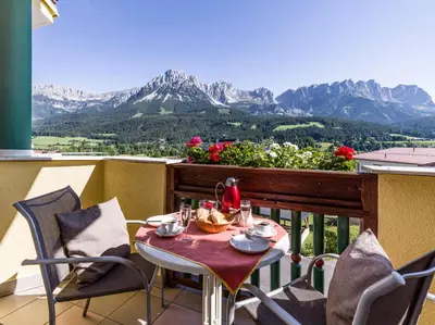 Ein allgemeiner Bergblick oder ein Berglick von des Aparthotels aus