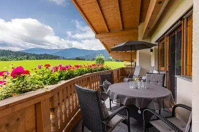 Ein allgemeiner Bergblick oder ein Berglick von der Ferienwohnung aus