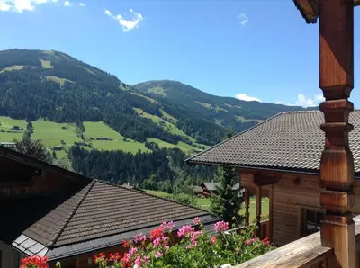 Ein allgemeiner Bergblick oder ein Berglick von der Pension aus