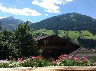 Ein allgemeiner Bergblick oder ein Berglick von der Pension aus