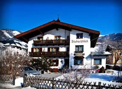 Ein allgemeiner Bergblick oder ein Berglick von der Pension aus