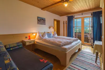 Ein Bett oder Betten in einem Zimmer der Unterkunft Lindenhof