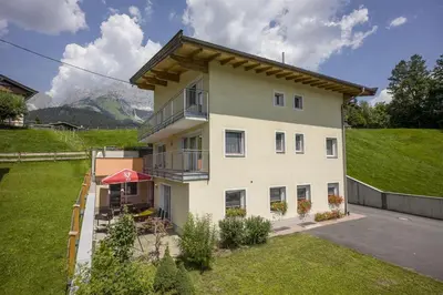 Ein allgemeiner Bergblick oder ein Berglick von der Ferienwohnung aus