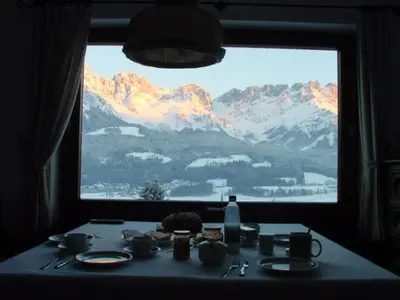 Ein allgemeiner Bergblick oder ein Berglick von des Ferienhauses aus