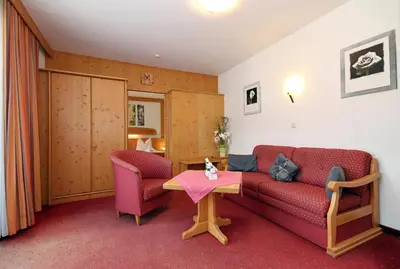 Ein Sitzbereich in der Unterkunft Gasthof Hotel Schermer