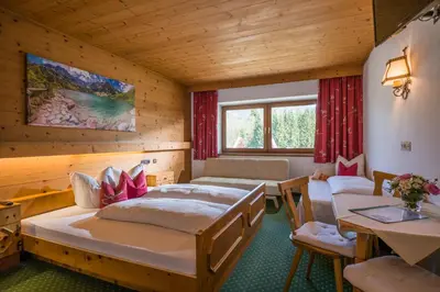 Ein Bett oder Betten in einem Zimmer der Unterkunft Pension Hüttwirt