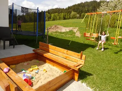 Ein Kinderspielbereich in der Unterkunft Ferienhaus Obwallhof