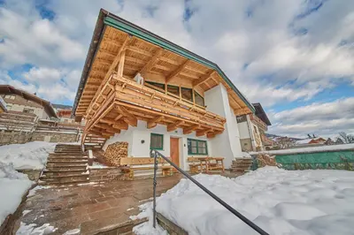 Das Gebäude in dem sich das Ferienhaus befindet