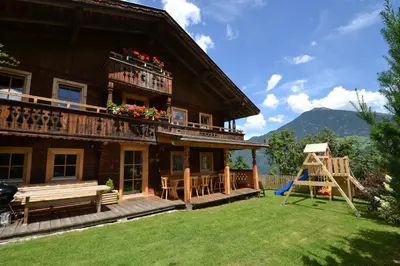 Ein allgemeiner Bergblick oder ein Berglick von des Chalets aus
