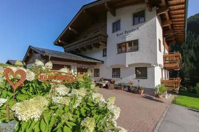 Ein Garten an der Unterkunft Haus Spieleck