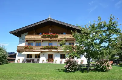 Das Gebäude in dem sich der Bauernhof befindet