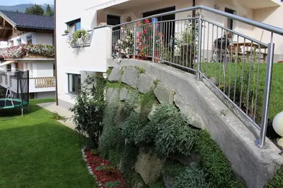 Ein Garten an der Unterkunft Apart Melanie