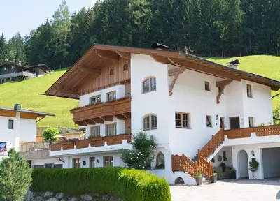 Das Gebäude in dem sich die Ferienwohnung befindet