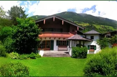 Ein allgemeiner Bergblick oder ein Berglick von des Chalets aus