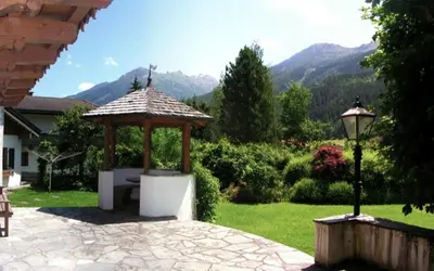 Ein allgemeiner Bergblick oder ein Berglick von des Chalets aus
