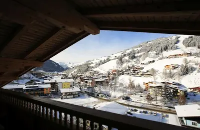 Ein allgemeiner Bergblick oder ein Berglick von des Hotels aus