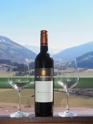 Ein allgemeiner Bergblick oder ein Berglick von des Bauernhofs aus