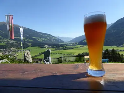 Ein allgemeiner Bergblick oder ein Berglick von des Bauernhofs aus