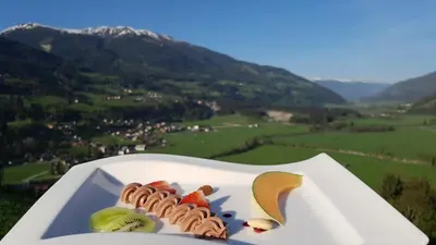 Ein allgemeiner Bergblick oder ein Berglick von des Bauernhofs aus