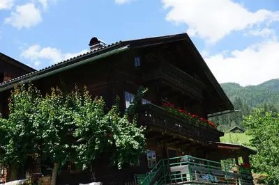 Ein allgemeiner Bergblick oder ein Berglick von des Ferienhauses aus