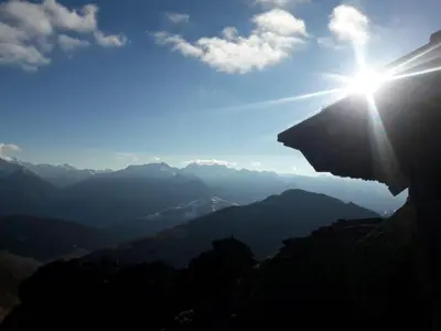 Ein allgemeiner Bergblick oder ein Berglick von des Ferienhauses aus