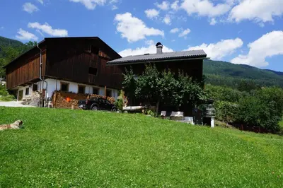 Ein allgemeiner Bergblick oder ein Berglick von des Ferienhauses aus