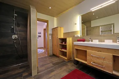 Ein Badezimmer in der Unterkunft Apart Bergkristall Zellberg