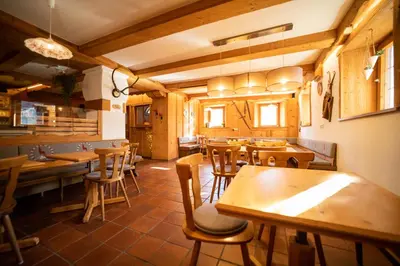 Ein Restaurant oder anderes Speiselokal in der Unterkunft Hotel Wildrose