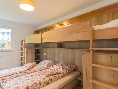 Ein Bett oder Betten in einem Zimmer der Unterkunft Chalet with 2 apartments in Gasteig in Tyrol