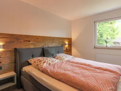 Ein Bett oder Betten in einem Zimmer der Unterkunft Chalet with 2 apartments in Gasteig in Tyrol