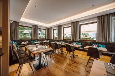Ein Sitzbereich in der Unterkunft Das gemütliche Dorfhotel Kaltenhauser