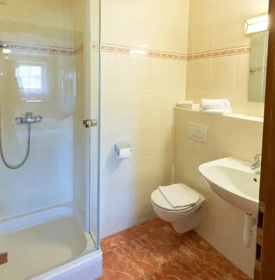 Ein Badezimmer in der Unterkunft Hotel Simmerlwirt