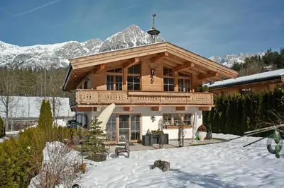 Ein allgemeiner Bergblick oder ein Berglick von des Ferienhauses aus