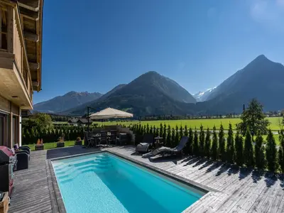 Ein allgemeiner Bergblick oder ein Berglick von des Chalets aus