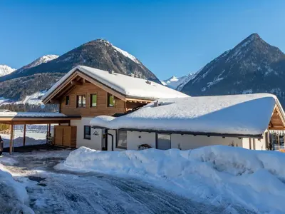 Ein allgemeiner Bergblick oder ein Berglick von des Chalets aus